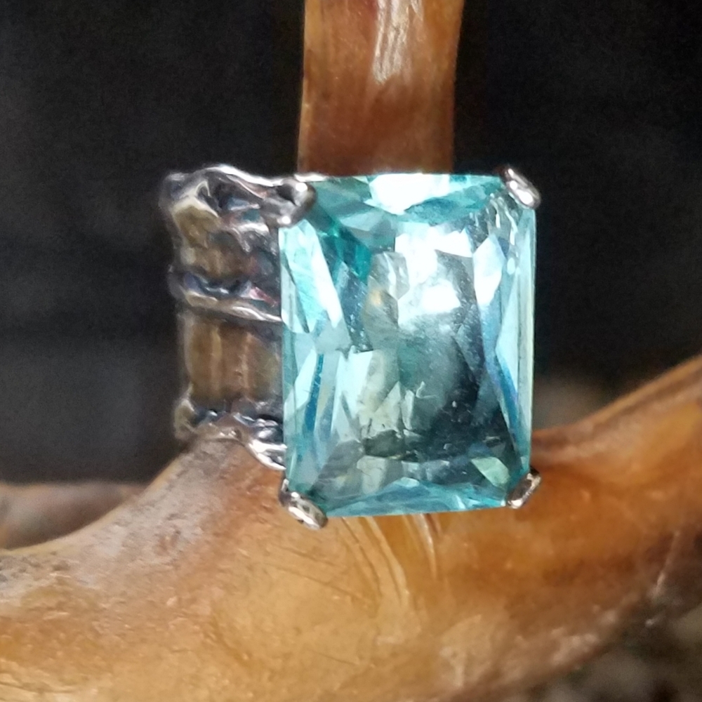 Silpada .925 Sterling silver and aquamarine stone ring
